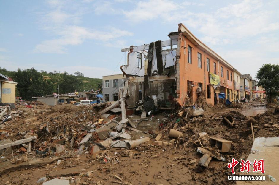 圖為被洪水沖垮的小樓。