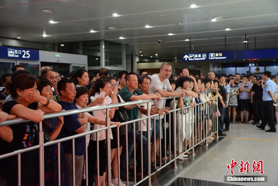 當(dāng)日18時許，前來接機的家屬陸續(xù)來到大連機場，等候著其他親屬帶著親人骨灰“回家”。