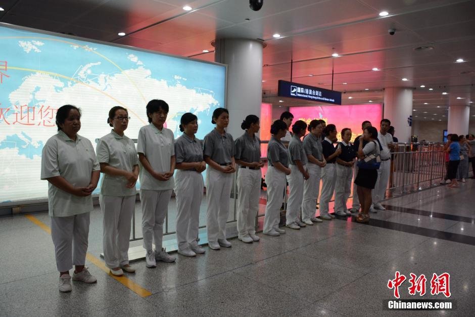 圖為臺灣慈濟慈善基金會大連聯(lián)絡(luò)處工作人員等候罹難者家屬。