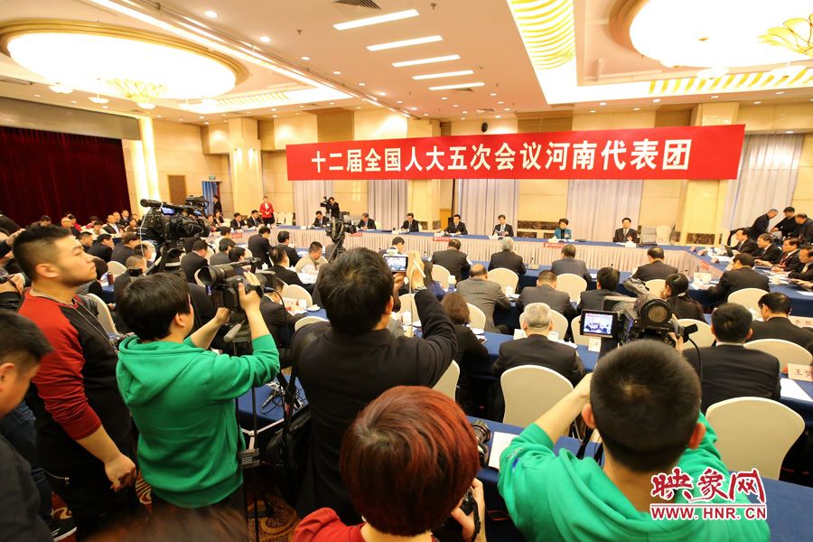 記者擠滿了媒體區(qū)，前來聽取河南“聲音”