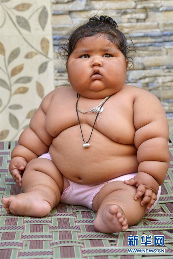 4月17日，在印度阿姆利則，女孩查哈特在家中。