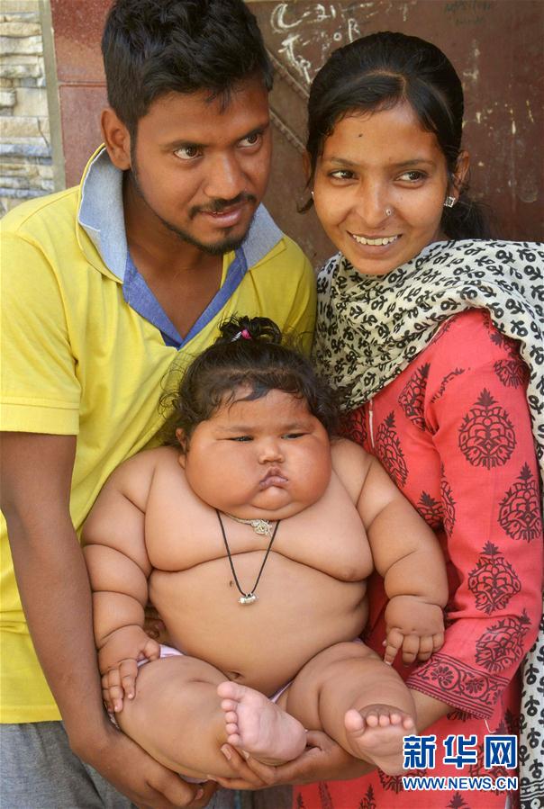 4月17日，在印度阿姆利則，女孩查哈特（中）和父母在家中。