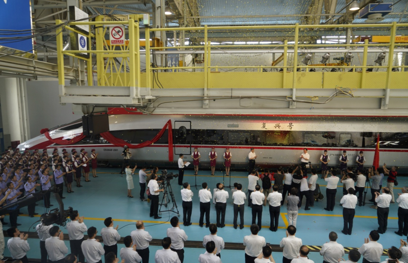 當(dāng)日，由中國鐵路總公司牽頭組織研制、具有完全自主知識產(chǎn)權(quán)、達(dá)到世界先進(jìn)水平的中國標(biāo)準(zhǔn)動車組被命名為“復(fù)興號”。“復(fù)興號”將于6月26日在京滬高鐵兩端的北京南站和上海虹橋站雙向首發(fā)。