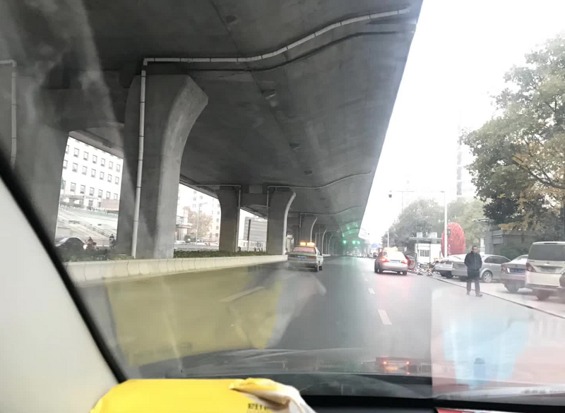 限行第一天！鄭州的早高峰是這個(gè)樣子的