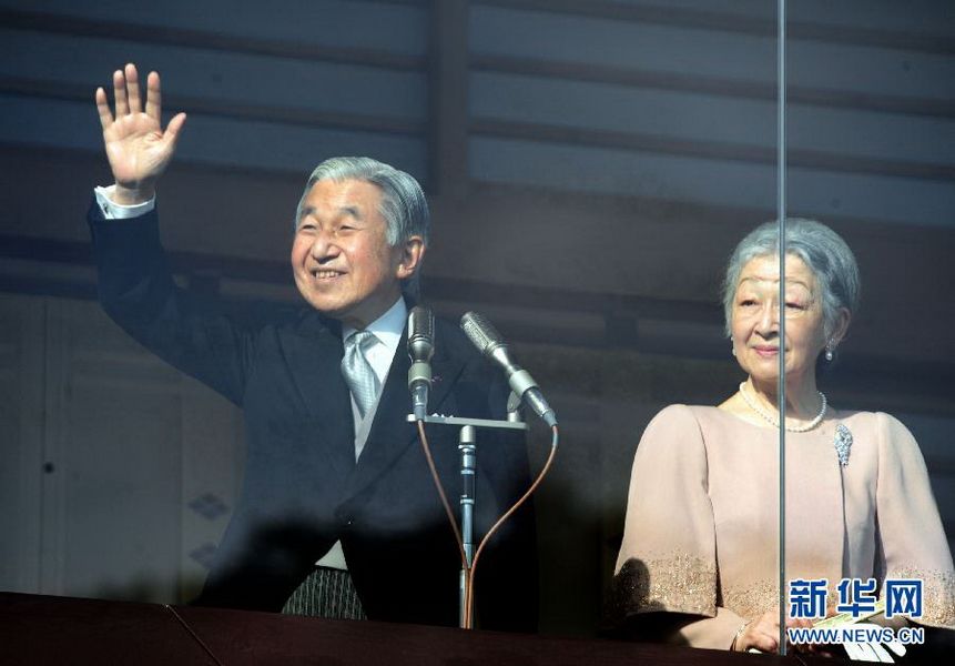 當?shù)貢r間12月23日，在位于日本東京的皇宮，日本明仁天皇向民眾致意。