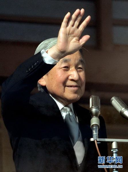 當?shù)貢r間12月23日，在位于日本東京的皇宮，日本明仁天皇向民眾致意。