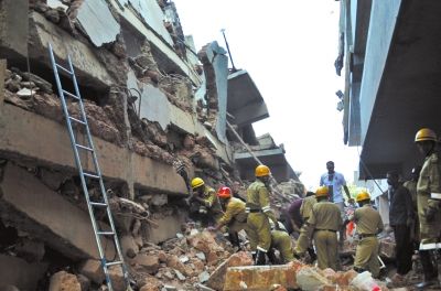 4日，印度卡納科納，救援人員正在搜尋被掩埋的幸存者和遇難者遺體。圖/東方IC