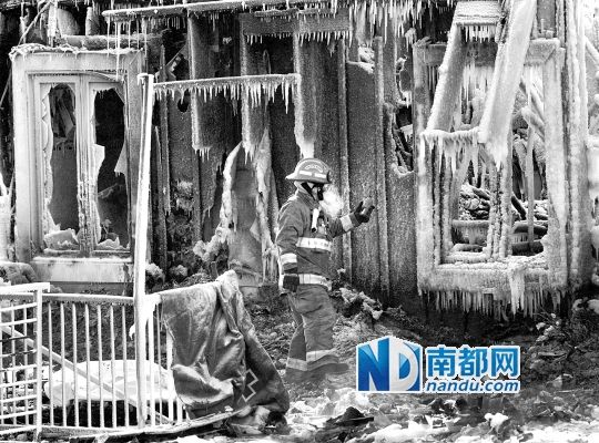 消防員用蒸汽機(jī)融化救火后殘留的冰層，尋找遇難者遺
