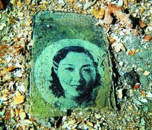 一名年輕女子的照片，很可能是當年士兵的家人。