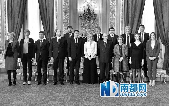 2月22日，在意大利羅馬總統(tǒng)府，新任總理馬泰奧·倫齊(前左五)與總統(tǒng)納波利塔諾(前右四)及新內(nèi)閣成員