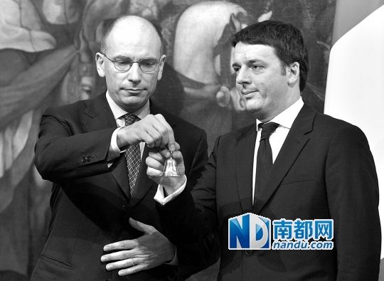 2月22日，在意大利羅馬總理府，新任總理馬泰奧·倫齊(右)與前任總理恩里科·萊塔舉行交接儀式。