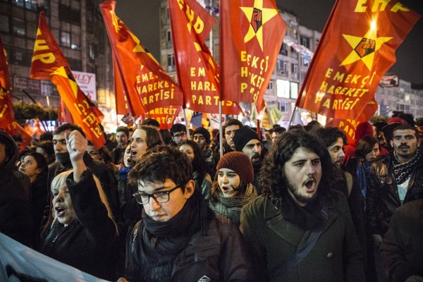 當(dāng)?shù)貢r間2014年2月25日，土耳其伊斯坦布爾，總理涉腐錄音引發(fā)全國抗議，要求本屆政府下臺。