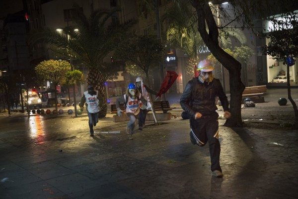 當(dāng)?shù)貢r間2014年2月25日，土耳其伊斯坦布爾，總理涉腐錄音引發(fā)全國抗議，要求本屆政府下臺。