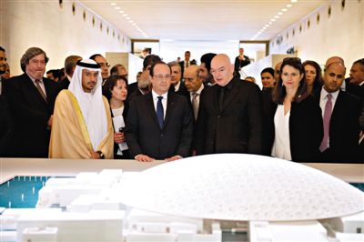 4月29日，法國總統(tǒng)奧朗德（中）和阿布扎比文化遺產委員會主席蘇爾坦親王（左）一起觀看“阿布扎比盧浮宮”建筑模型。盧浮宮計劃打造“阿布扎比盧浮宮”，以推廣法國文化。