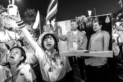 5日，泰國巴蜀府海濱度假勝地華欣，數(shù)萬民眾身穿國王的代表色“黃色”T恤，自發(fā)上街，口喊“國王萬歲”的口號。