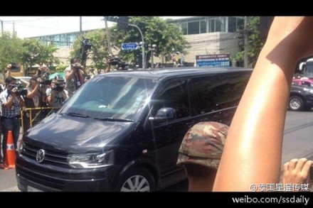 英拉乘坐其私人防彈車抵達(dá)軍方設(shè)施。