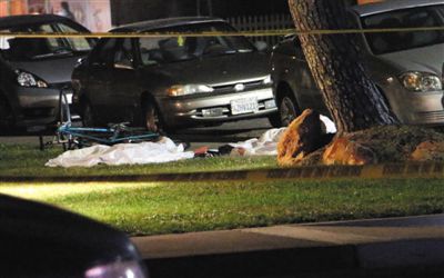 5月23日在美國加州大學圣巴巴拉分校附近的槍擊現(xiàn)場拍攝的死者遺體。 5月23日在美國加州大學圣巴巴拉分校附近的槍擊現(xiàn)場拍攝的死者遺體。