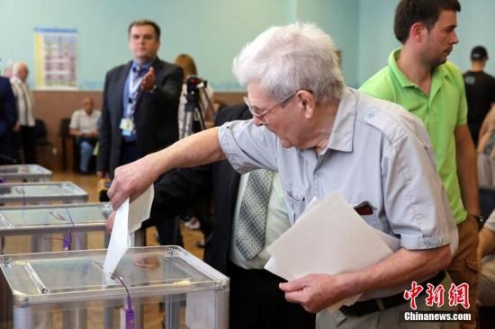 　5月25日，一名烏克蘭選民把填好的選票投入選票箱。