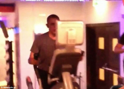 奧巴馬安?，F(xiàn)漏洞舉啞鈴健身時(shí)遭偷拍（組圖）（4）