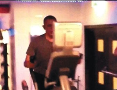 酒店健身中心，橢圓機上鍛煉的奧巴馬。