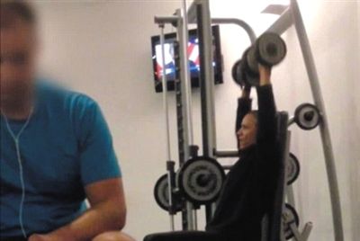 畫面中能看到健身房還有“其他人”。視頻截圖