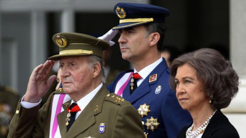 資料圖：西班牙國(guó)王胡安·卡洛斯一世（左）與其子費(fèi)利佩王儲(chǔ)（中）。