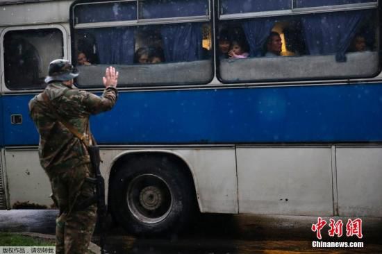 烏克蘭頓涅茨克，烏克蘭政府軍對當(dāng)?shù)爻掷m(xù)炮擊，民眾為躲避戰(zhàn)火，紛紛登上列車離開。