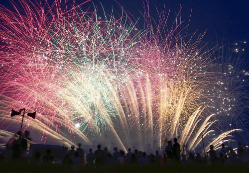 日本關(guān)東甲信地區(qū)當天發(fā)布了梅雨期結(jié)束的消息，東京都葛飾區(qū)的江戶川河川敷當晚舉行了煙花大會，約13000束煙花在夜空中綻放。（網(wǎng)頁截圖）