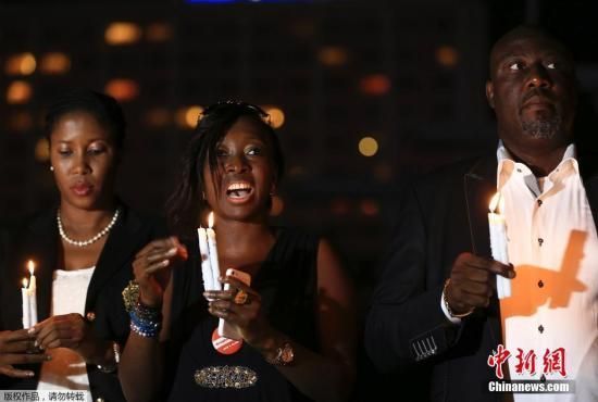 　資料圖：當(dāng)?shù)貢r(shí)間2014年8月26日，尼日利亞阿布賈，民眾舉行“帶回我們的女孩”活動(dòng)為埃博拉病毒感