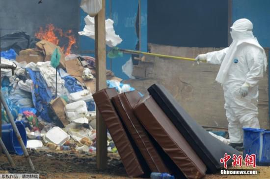 當(dāng)?shù)貢r(shí)間2014年9月3日，利比里亞蒙羅維亞，約翰·菲茨杰拉德·肯尼迪醫(yī)院的醫(yī)護(hù)人員和病人。9月1日