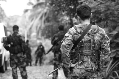 2009年12月13日，在菲律賓南阿古桑省，菲律賓安全部隊(duì)人員在一處現(xiàn)場(chǎng)警戒。圖/CFP