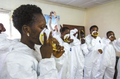 9月18日，塞拉利昂護(hù)士接受使用埃博拉防護(hù)裝備培訓(xùn)。新華社發(fā)