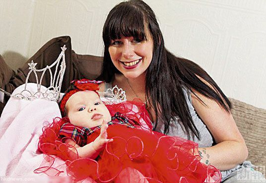 柯林斯在女兒盧娜6個(gè)月大時(shí)，便讓女兒參加選美。