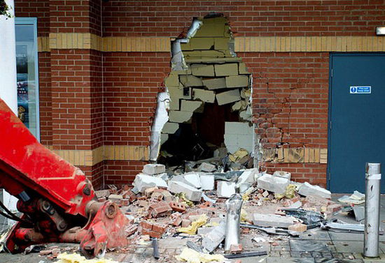 劫匪利用挖掘機(jī)的機(jī)械臂移走ATM機(jī)，留下滿(mǎn)地狼藉