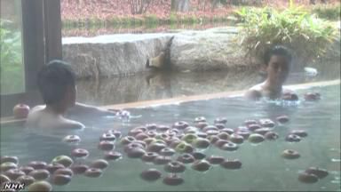 一個個蘋果漂浮在浴槽內(nèi)（NHK網(wǎng)頁截圖）。
