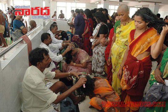 亮瞎眼！印寺廟朝圣日每天為2萬人剃光頭