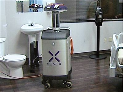 可通過(guò)發(fā)射紫外線(xiàn)對(duì)房間消毒的機(jī)器人。