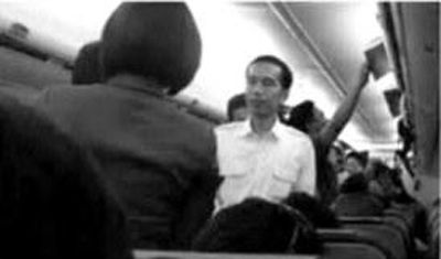 　網(wǎng)友拍攝的佐科坐經濟艙