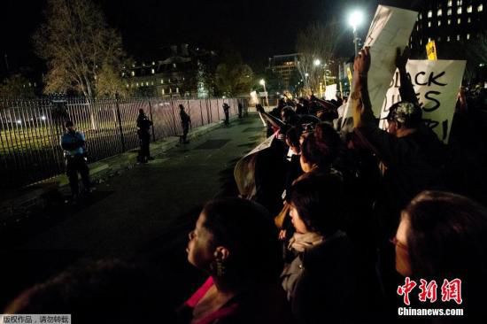 美國白宮前擠滿了抗議槍殺黑人青年的白人警察免遭起訴案件的美國民眾。