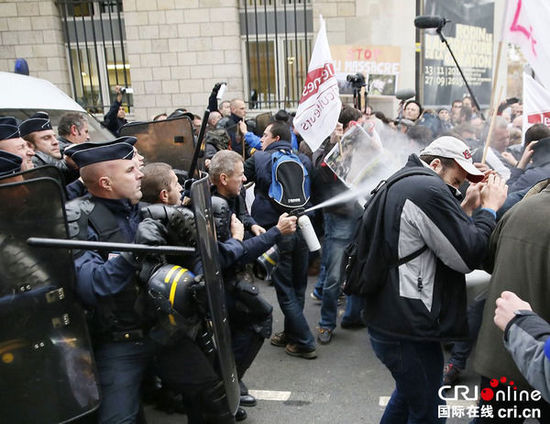 　　當(dāng)?shù)貢r(shí)間2014年11月27日，法國巴黎，法國農(nóng)民帶綿羊在埃菲爾鐵塔附近抗議，要求環(huán)保部門采取有效措施解決狼群襲擊羊群問題?！D片來源：TRICK KOVARIK/CFP