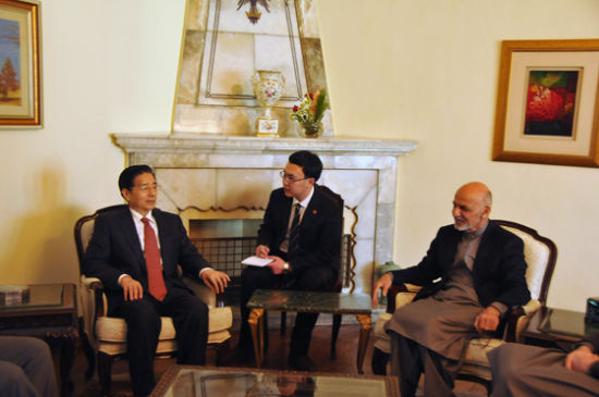 　11月30日，阿富汗總統(tǒng)加尼在首都喀布爾會見到訪的中國國務(wù)委員郭聲琨。