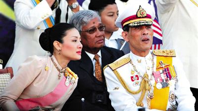 蒙西拉米左與哇集拉隆功王儲右一同參加活動。