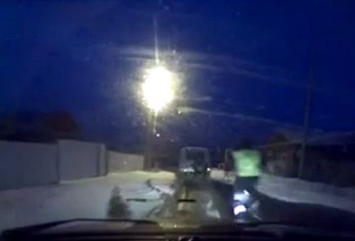 警車追逐中仍未追上可疑汽車，此時令人震驚的一幕出現(xiàn)，一名警察從警車中跳出來，向可疑車輛跑去。