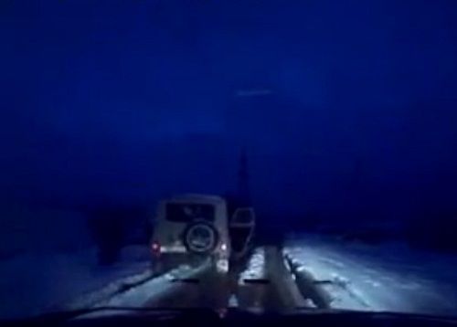 　　警察成功打開可疑汽車的車門并登上汽車，司機見狀立即停車及棄車逃走，警察則下車繼續(xù)追捕司機。