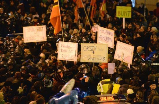 示威人群打出標(biāo)語(yǔ)。