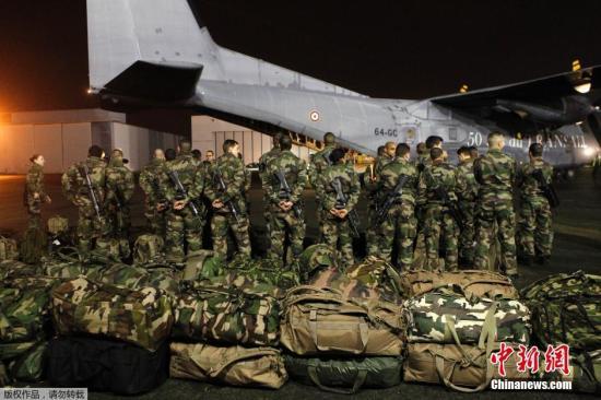 當(dāng)?shù)貢r(shí)間1月7日，法國(guó)軍人抵達(dá)巴黎布爾歇機(jī)場(chǎng)。他們將被部署在巴黎，以增強(qiáng)巴黎市的安保力量。