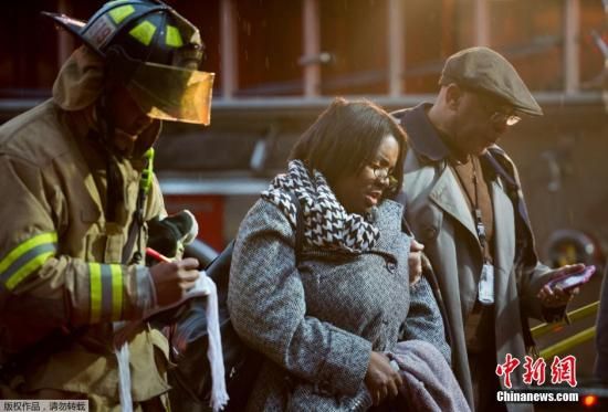 當(dāng)?shù)貢r(shí)間1月12日，美國(guó)華盛頓市中心朗方廣場(chǎng)站突然冒出濃煙，事件導(dǎo)致一名女性喪生。