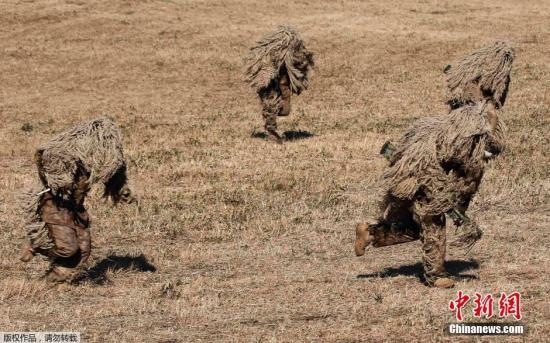 資料圖：當(dāng)?shù)貢r間2015年1月11日，日本船橋市，日本自衛(wèi)隊進(jìn)行新年軍演，大約500名軍人和24架飛機(jī)參與了本次演習(xí)。 視頻：日本敲定史上最大規(guī)模國防預(yù)算費來源:央視軍事農(nóng)業(yè)