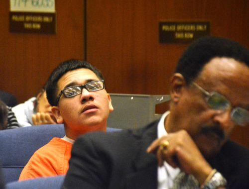 嫌犯奧丘阿（后）與嫌犯卡門的公辯律師漢彌爾頓在初審法庭上。