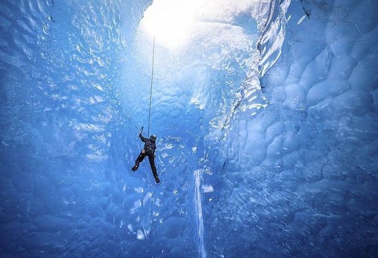 美國探險家深入冰縫 拍攝冰川內部夢幻美景(圖)